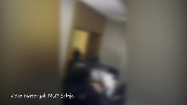 LEZI DOLE, LEZI DOLE! KAO U AKCIONOM FILMU: BG policija uhapsila još jednog od vođa Alkataraza, pogledajte akciju u štek-stanu!