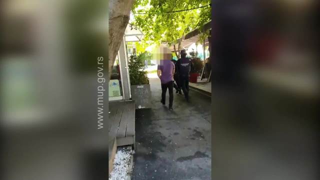 PALA OPASNA BANDA PREVARANATA U BEOGRADU: Pogledajte akciju policije! Kod uhapšenih pronađen pištolj i lažne značke (VIDEO)
