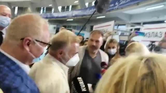 ĐANLUKA VAKI SE REVAKCINISAO: Bogati Italijan SKINUO SE DO POJASA i nasmejan primio vakcinu! Ona ga je BODRILA!