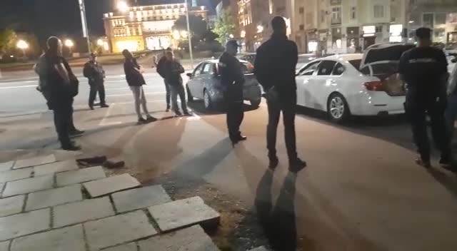 AKCIJA POLICIJE U CENTRU BEOGRADA! U automobilu kod Skupštine Srbije zaplenjena droga i oružje