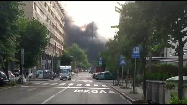 PRVI SNIMCI VELIKOG POŽARA NA DORĆOLU: Gori magacin u Luci Beograd, gust crni dim širi se gradom KURIR TV