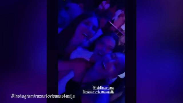 CECA SVA U BELOM ZAPEVALA U BUDVI: A ona je bila najveselija u publici