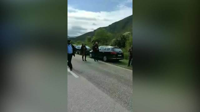 SRBI SE NE PLAŠE! EVO GA RAMBO, DE SI RAMBO, TAJ ĆE SNAJPER BITI NAŠ: Pogledajte kako Srbi dočekuju jedinicu Rosu na Jarinju VIDEO