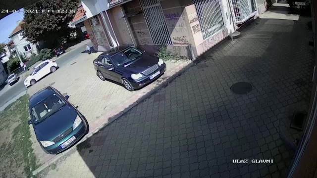 DETE POTRČALO NA IGRALIŠTE, A MAJKA PRED AUTOBUS ZA NJIM: Pogledajte kako se dečak iz Zemuna spasao za dlaku i šta je URADIO VOZAČ