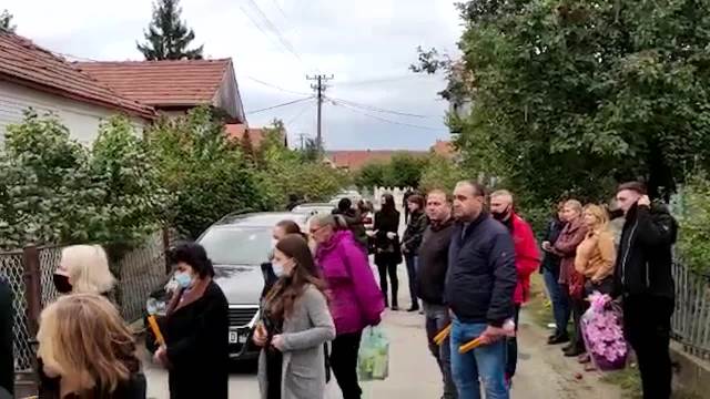 CEO ALEKSINAC DOŠAO DA ISPRATI UBIJENU PORODICU ĐOKIĆ: Prijatelji i meštani u tišini čekaju u redovima da izjave saučešće