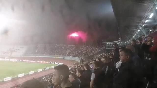 GROBARI NAPRAVILI ŠOU VAN STADIONA: Pogledajte bakljadu navijača Partizana na zgradi pored Humske! VIDEO