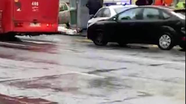 JEZIVA SCENA ISPRED ROBNE KUĆE U ZEMUNU: Telo žene pronađeno na stanici u Glavnoj ulici