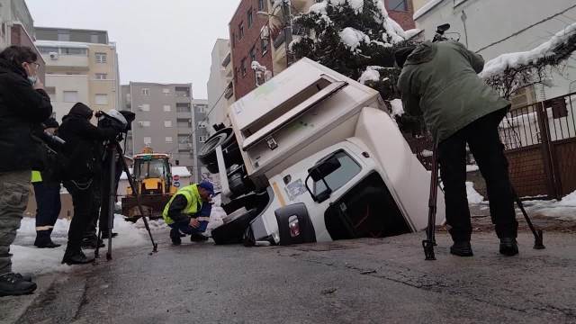 NEVEROVATNA SCENA NA VOŽDOVCU: Otvorio se asfalt, kamion upao u rupu