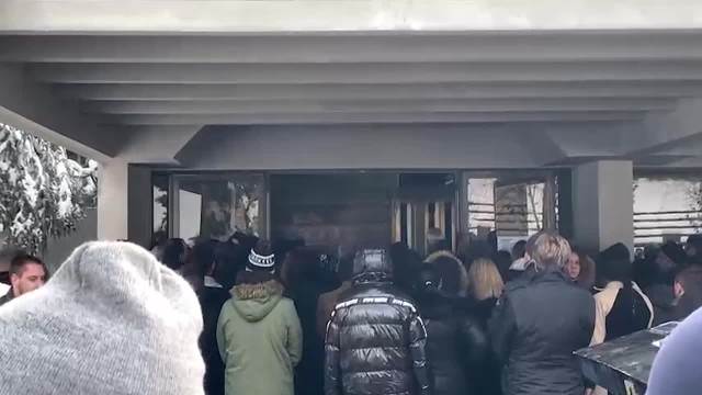 Počelo opelo preminuloj jutjuberki, lica bleda od bola ispred kapele na Lešću