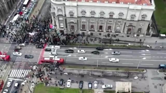 ZAHTEVI ISPUNJENI ALI DEO ORGANIZACIJA I DANAS PROTESTUJE: Mala grupa demonstranata se okupila ispred Vlade Srbije