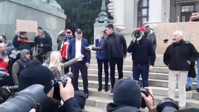 Nekoliko stotina građana okupilo se ispred Skupštine Srbije u znak podrške Novaku Đokoviću