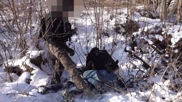 Jesi li siguran da nema još nekoga u kući?! Pogledajte upad policije u Veliki Trnovac i zaplenu 300 kg narkotika