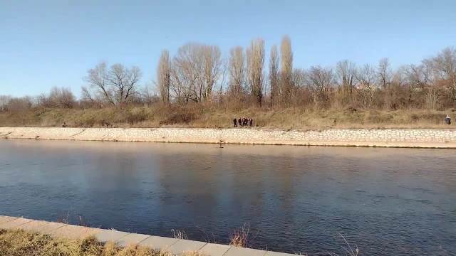 Niški spasioci pokušavaju da izvuku telo iz reke