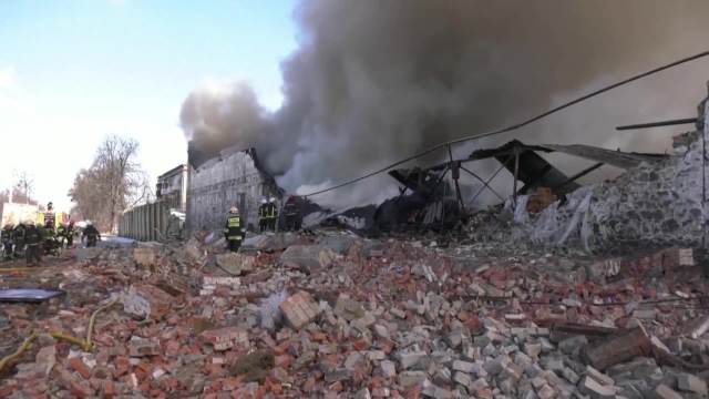 Potresan snimak! Ukrajina: Plamen odneo sve, vatrogasci se jedva izborili sa ovom pretnjom