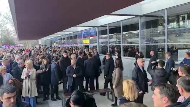 Veliki broj građana u Novom Sadu dočekalo predsednika