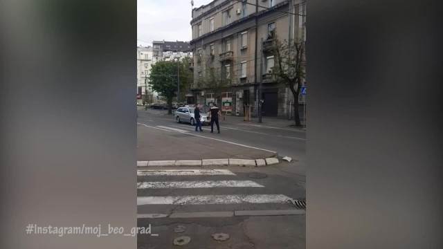 Taksista ga posle makljaže vozio na haubi! Pogledajte ulični obračun u centru Beogradu