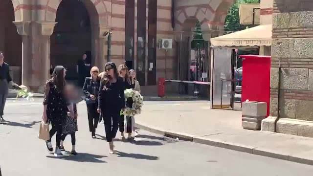 Nikolina Pišek stiže na sahranu