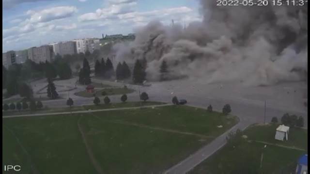 EKSPLOZIJA UŽIVO Trenutak kada ruska raketa pogađa zgradu u Harkovu