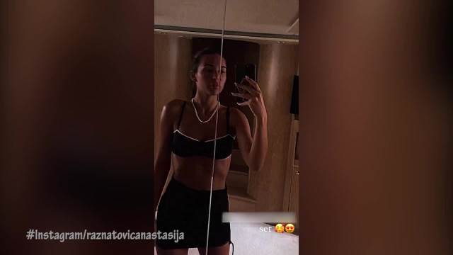 Anastasija Ražnatović spustila šorts i pokazala trbušnjake