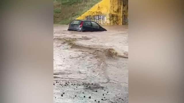 Neviđeni snimak iz Niša - nevreme nateralo i automobil da plovi 