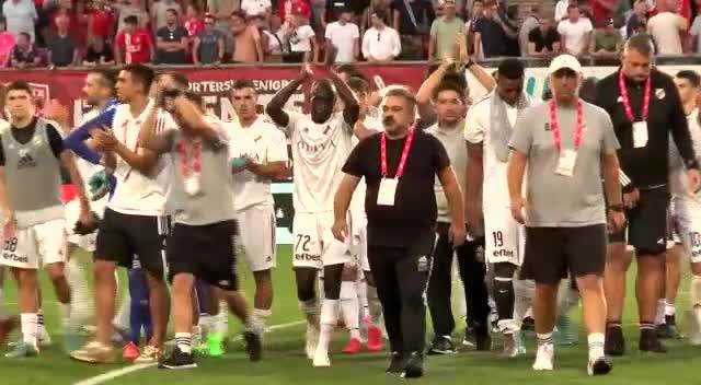 Holandski navijači aplaudiraju igračima Čukaričkog
