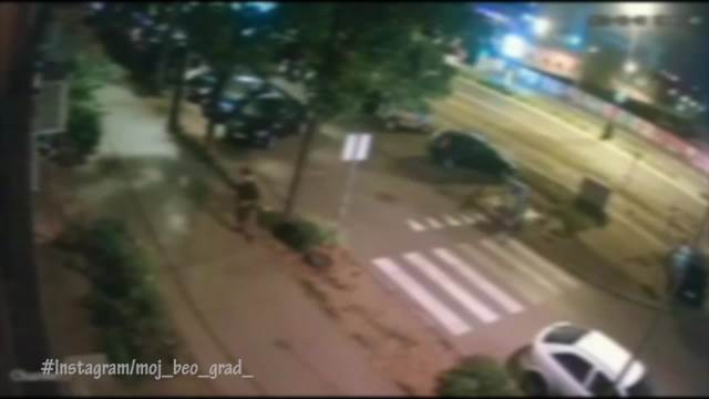 Momak šutira devojku nasred ulice na Novom Beogradu