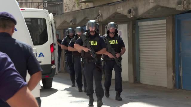 Snimak privođenja Srbina osumnjičenog za ubistvo Crnogorca na Pagu
