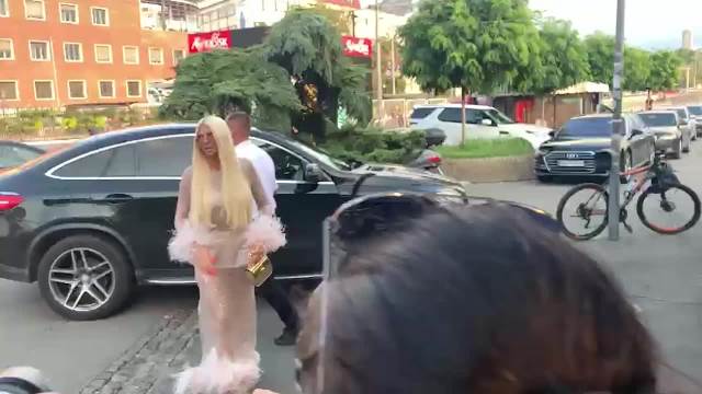 Jelena Karleuša stigla na venčanje u papreno skupom stajlingu