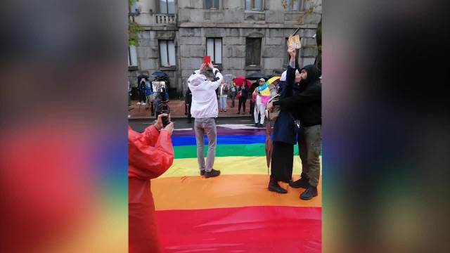INCIDENT ISPRED USTAVNOG SUDA: Protivnici Prajda sa ikonoma u rukama uleteli među LGBT aktiviste