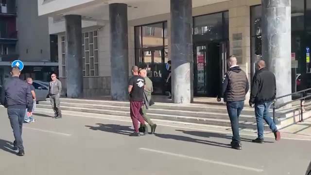 Uroš Ćertić u pratnji obezbeđenja upravo napustio zgradu suda posle saslušanja