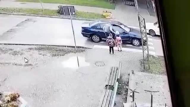 Otac očitao bahatom vozaču na pešačkom prelazu u Šapcu