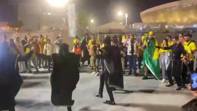 Ludi ples ispred stadiona Lusail