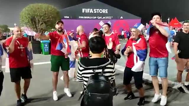 Srpski navijači prave feštu pred početak utakmice