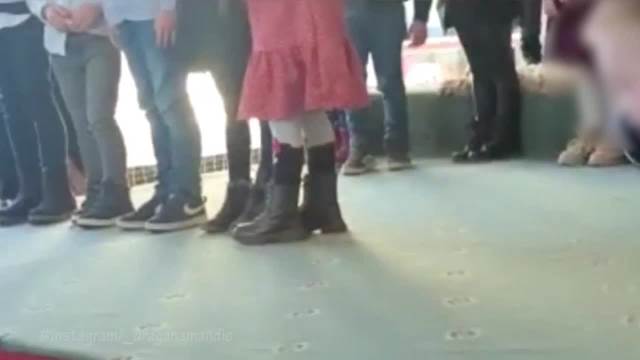 Majka objavila snimak kako vaspitačica sklanja dečaka s Daunom sa pozornice