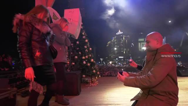 Dvojica kumova zaprosili devojke tokom najluđe noći