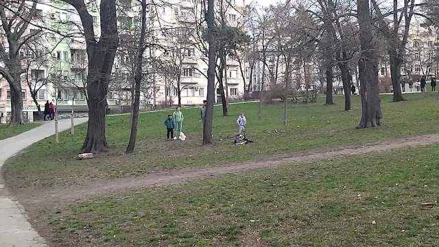 Novak sa Jelenom i decom igra pikado u parku na Kališu
