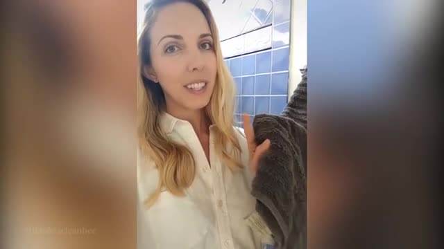 PEŠKIRI MOGU BITI MEKANI I BEZ OMEKŠIVAČA: Žena podelila VRHUNSKI TRIK za pranje! Stavila ih u kadu i uradila OVO! VIDEO