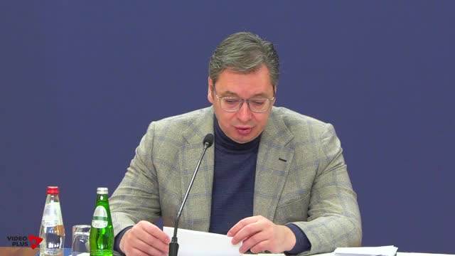Aleksandar Vučić čita aneks ugovora iz Ohrida