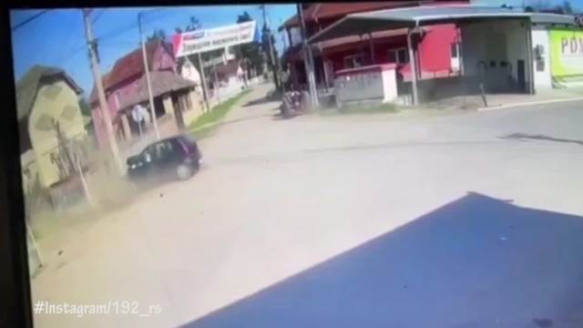 UZNEMIRUJUĆE! POJAVIO SE SNIMAK STRAVIČNE NESREĆE U GROCKOJ: Auto u punoj brzini udara u banderu