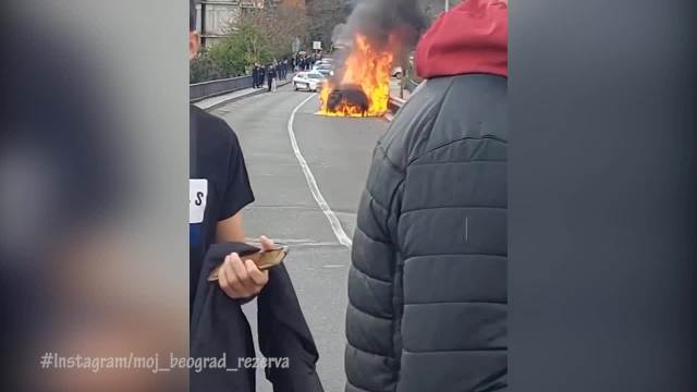 Gori automobil kod okretnice na Banovom brdu