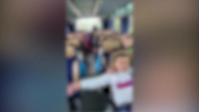 Četvrtaci na ekskurziji pevaju Koktel ljubavi