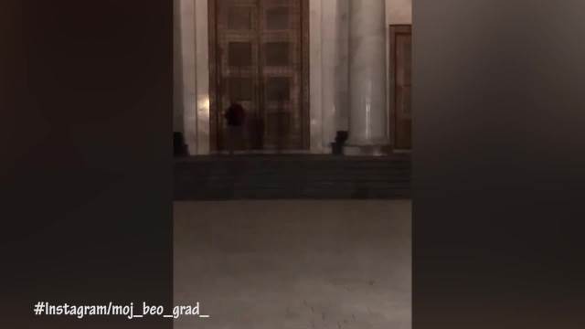 Mladić razvaljuje vrata Hrama