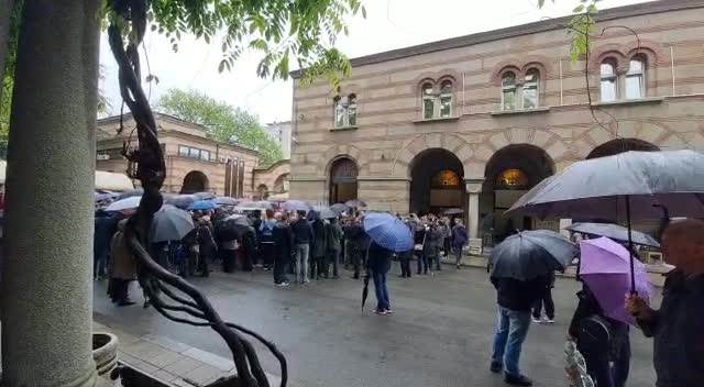 Porodica, mnogobrojna rodbina i prijatelji došli su na Novo groblje u Beogradu da isprate i poslednji put pozdrave devojčicu S.N.