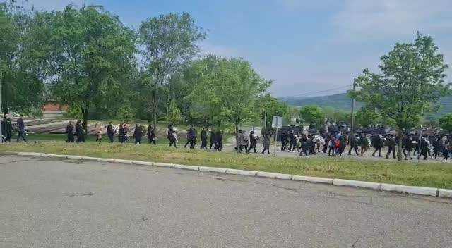 Drugari A.Č. krenuli su prvi u koloni sa cvećem da se poslednji put oproste od druga