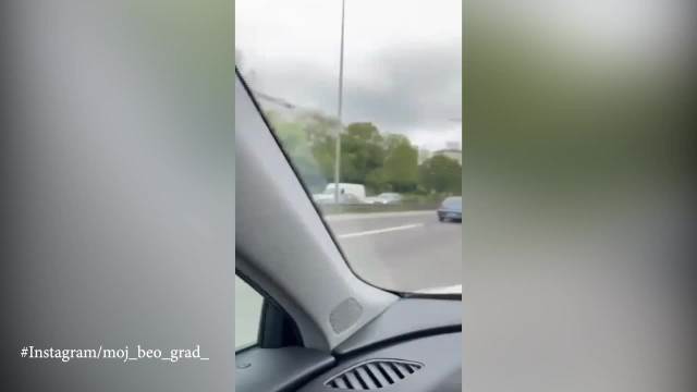 Pežo sve vreme seče mercedes kod arene, a onda vozač izleće sa pajserom