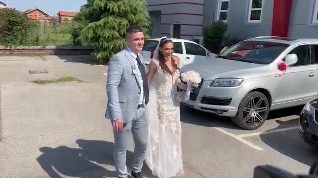 Mladenci stigli na svadbu