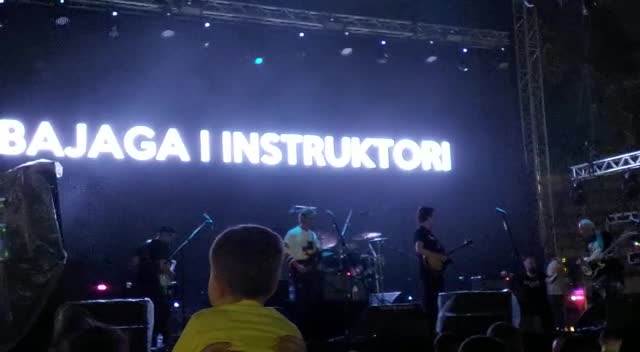 BAJAGA RASTERAO KIŠU NA TAŠMAJDANU! Započeo koncert pred 10.000 ljudi OVOM NUMEROM, a evo ko se sve pojavio od POZNATIH! (FOTO)
