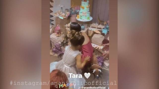 ĆERKA ANE NIKOLIĆ PROSLAVILA 4. ROĐENDAN! Pevačica naslednici priredila PRAVU BAJKU, torta na 3 sprata, a ona kao PRINCEZA! VIDEO