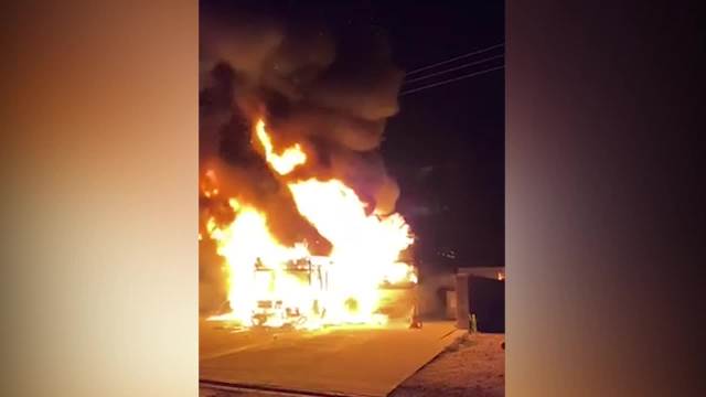 IZGORELA 3 AUTOBUSA AUTOPREVOZNIKA U NEGOTINU Vlasnik: Namerno su ih zapalili, mogli smo svi da odletimo u vazduh (VIDEO)