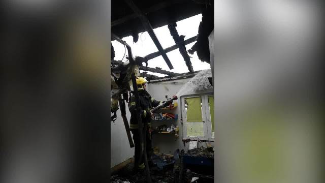 Dogašivanje požara u zgradi na Karaburmi